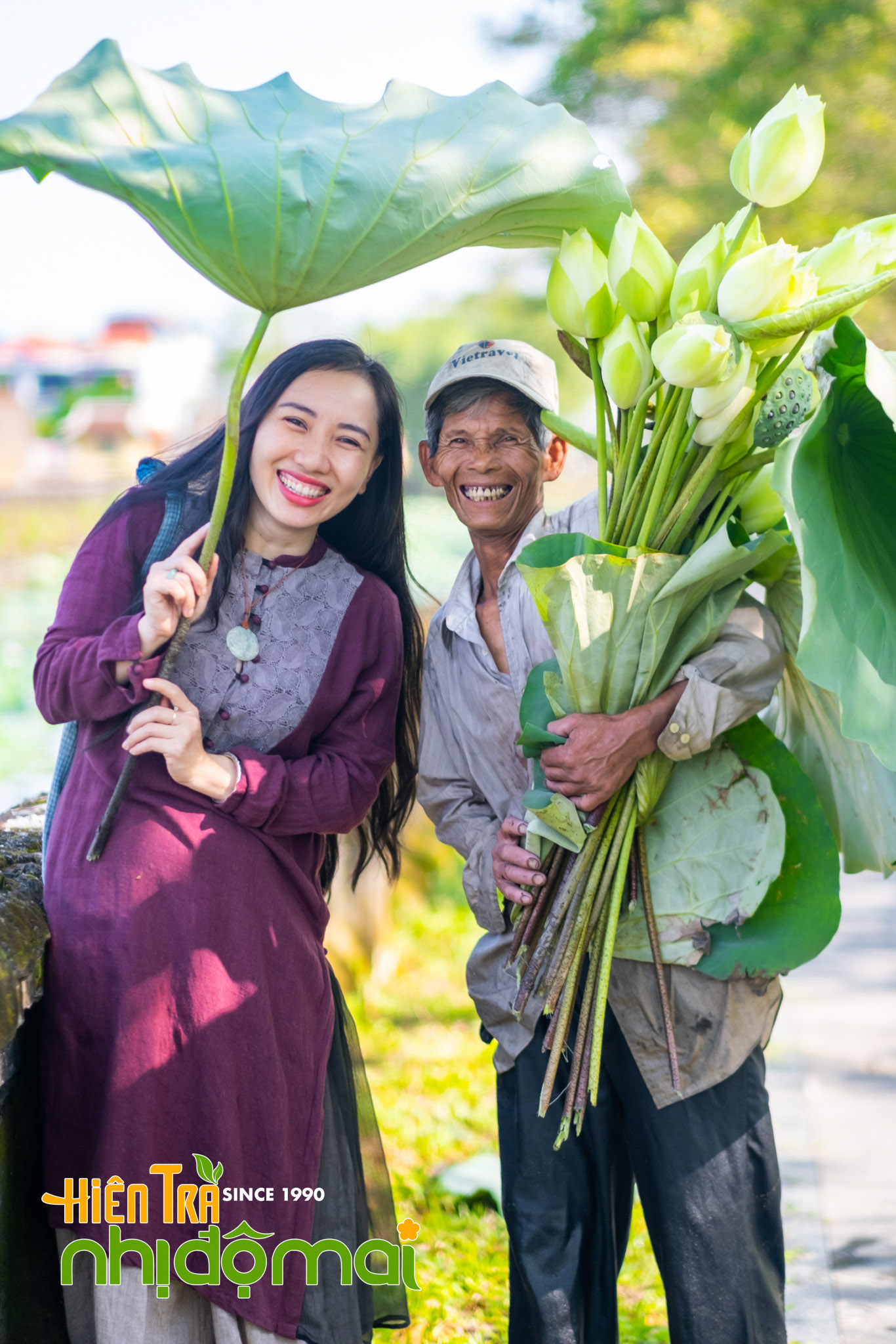 13. Nghệ nhân trà Thanh Nhị chụp cùng chủ hồ sen nguyên liệu
